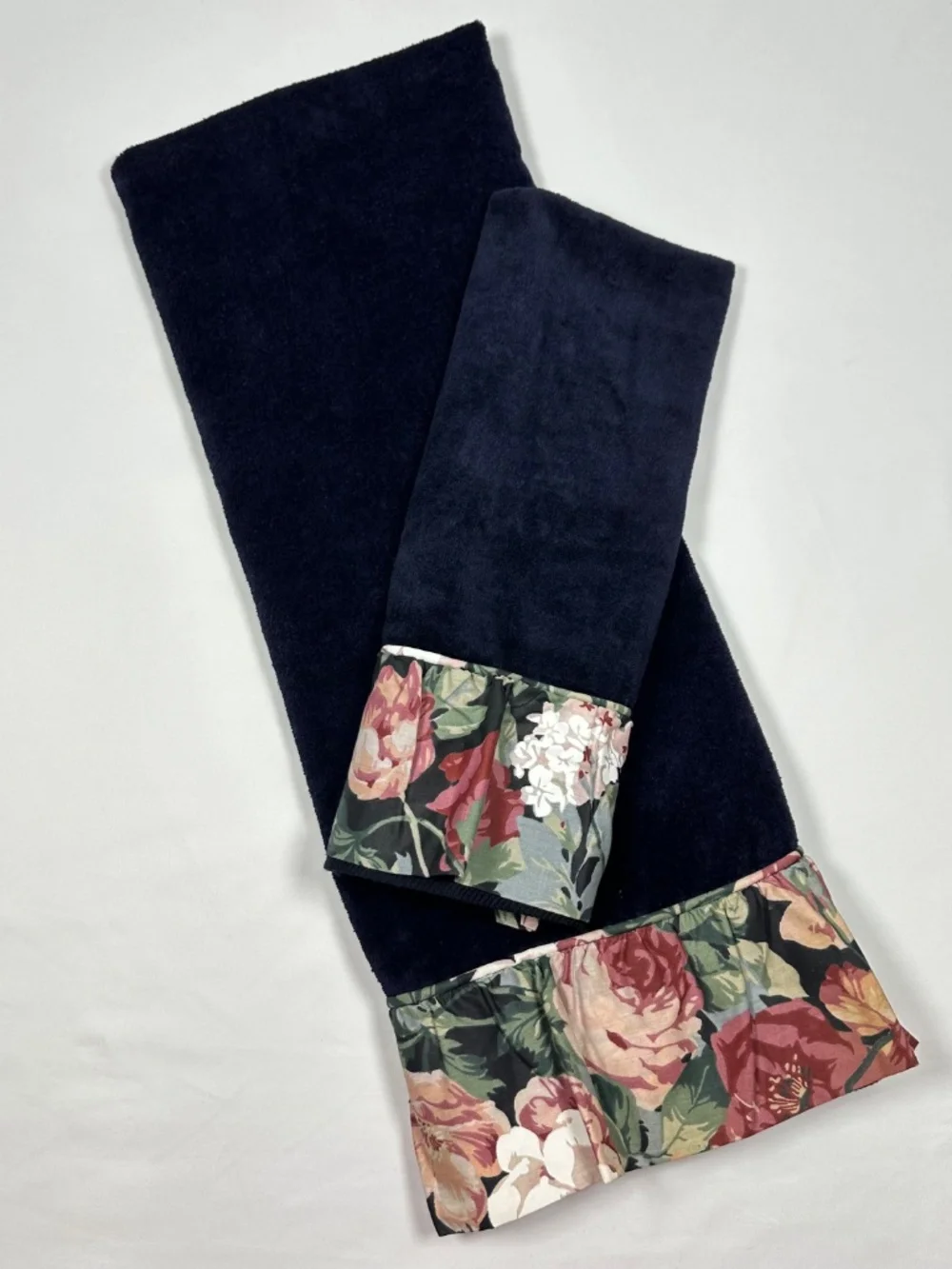 Avanti Look Vintage 1978 2 Pc. Towel Set Navy Black Floral Cabbage Rose Ruffle